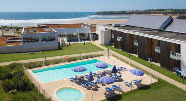 Seafront Apartment With Pool, Réserver Appartement Hôtels à Bretagne avec parking, Parking