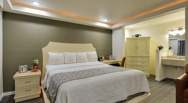 Люкс Deluxe с красивым видом из окна Romantic Inn & Suites