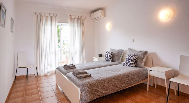 Excellent one Bedroom Apartment in Meia Praia, With Communal Pool