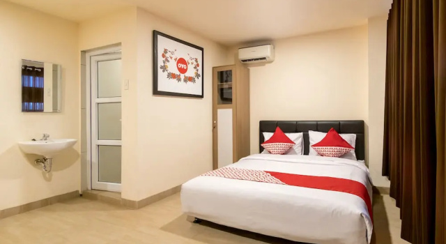 Люкс Deluxe OYO 786 Sutomo Guest House