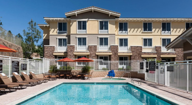 Четырёхместный номер Standard Homewood Suites by Hilton Agoura Hills