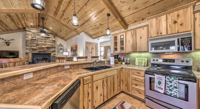 Коттедж с 3 комнатами с балконом Cozy Ruidoso Cabin Retreat w/ Private Hot Tub