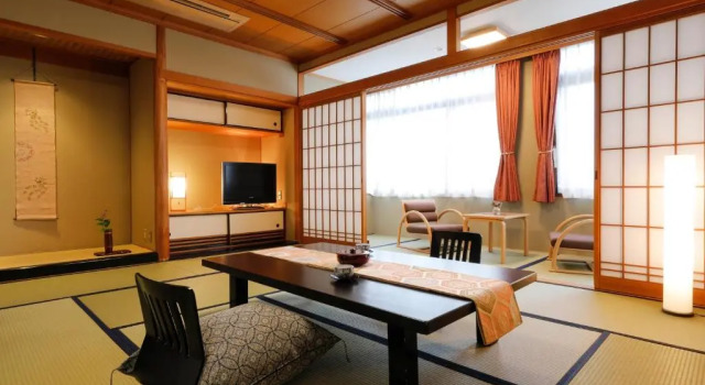 Japanese-Style Zimmer Ryokan Asukasou at the entrancne of Nara park