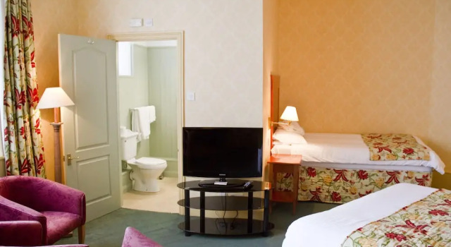 Трёхместный семейный номер Standard Duke Of Cornwall Hotel