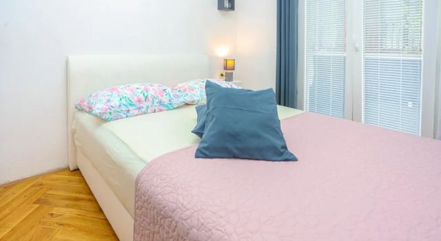 Apartment Near Beach With the Balcony, Забронировать Апартаменты/квартира Отели Подстраны с парковкой, рядом с Частный Пляж «Апартментс Лавица Бич Думичич», Парковка