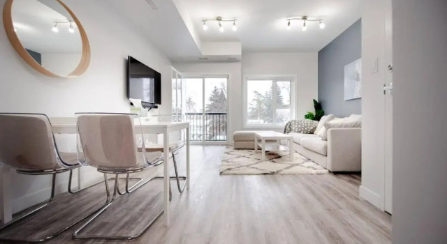 Upscale 2 bedroom Townhouse near Univ of Manitoba, 予約 ホテル Fort Gary ウィニペグ