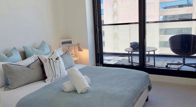 Deluxe and Brand New Lakeside Apartment, Забронировать Апартаменты/квартира Мельбурн Melbourne Region, рядом с Больница Alfred