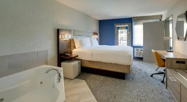 Люкс Holiday Inn Express Hotel & Suites Branson 76 Central by IHG