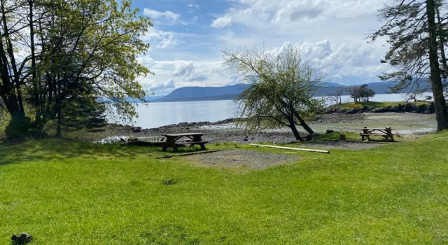 Коттедж Cozy 2 bedroom cabin next to trails and beaches.