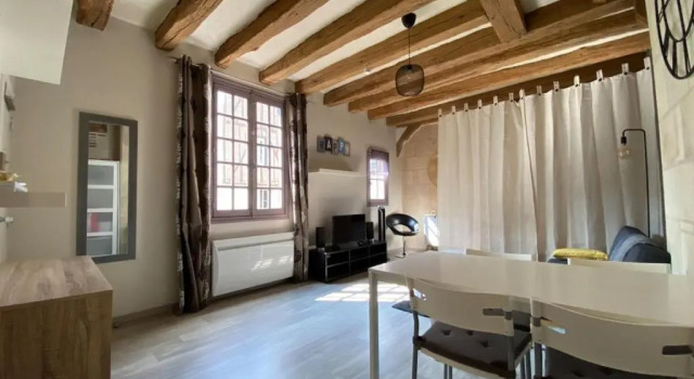 Апартаменты Typical apartment in the heart of the city with WiFi