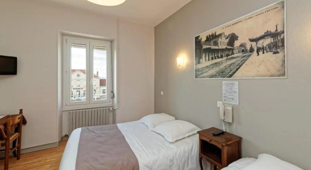 Трёхместный номер Standard Contact Hôtel du Commerce et son restaurant Côte à Côte