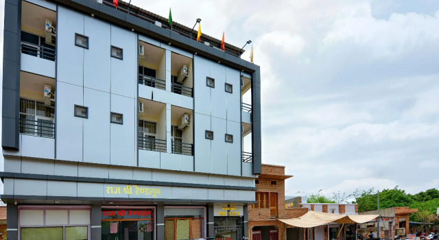OYO 16577 Hotel Rajshree, Забронировать Отель Отели штата Раджастхана 3 звезды, 3*