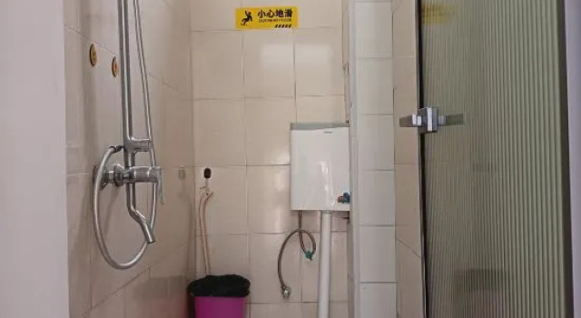Кровать в общем номере Yifeng Homestay (Tiger Leaping Gorge)