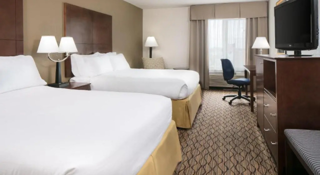 Четырёхместный номер Standard Holiday Inn Express & Suites Clinton by IHG