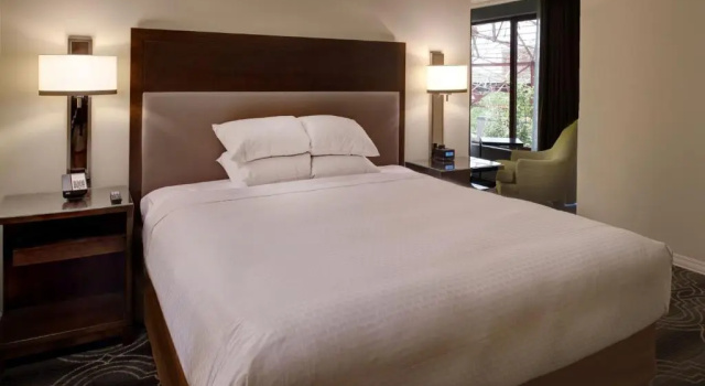 Четырёхместный номер Standard с видом на внутренний двор St. Louis Union Station Hotel, Curio Collection by Hilton