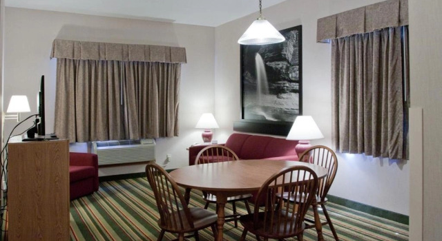 Шестиместный люкс Super 8 by Wyndham Ottawa Starved Rock