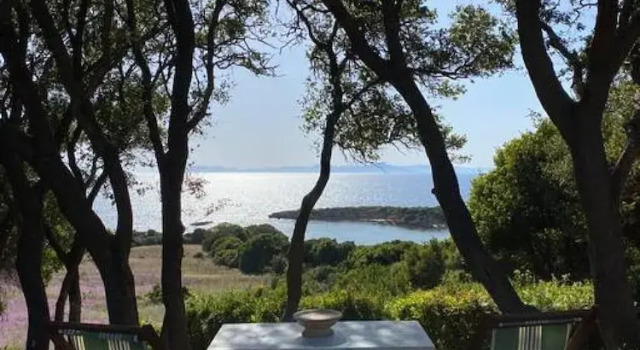 Коттедж Secluded Seaside Villa w Garden Sea-sunset View