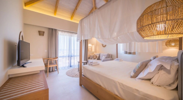 Люкс Royal с балконом и с видом на бассейн Porta del mar Beach Resort