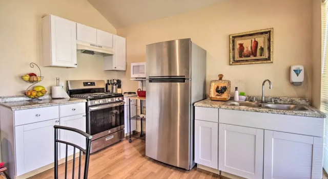Апартаменты с 2 комнатами Quiet Rental w/ Balcony: 14 Mi to Downtown Houston