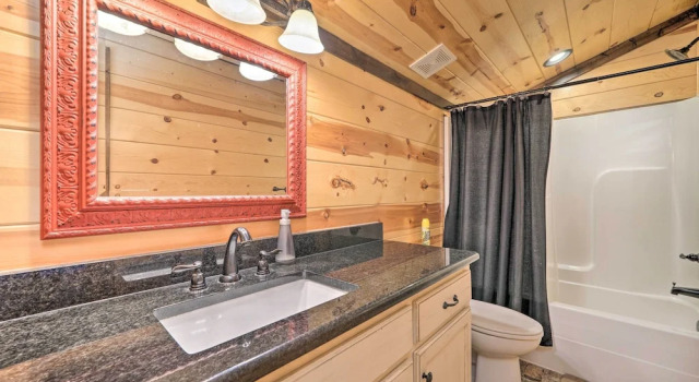 Broken Bow Escape w/ Hot Tub & Basketball Court!, Boek Hotel Hochatown Oklahoma