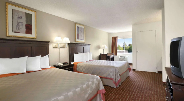Четырёхместный номер Standard Days Inn & Suites by Wyndham Rancho Cordova