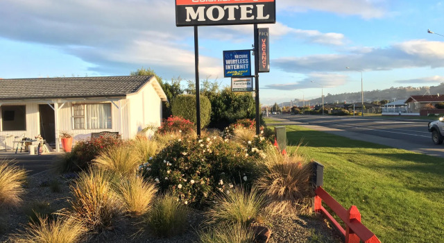 Апартаменты Colonial Lodge Motel