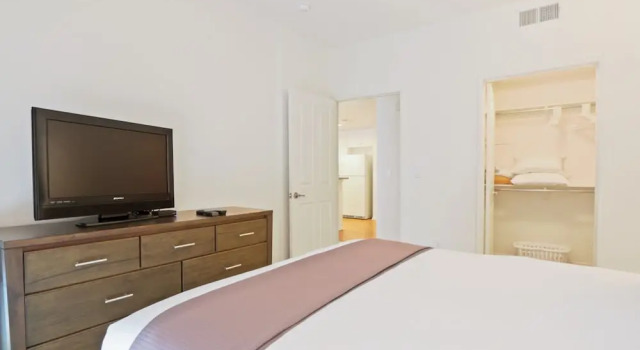 Апартаменты Luxury Global Luxury Suites at The Village