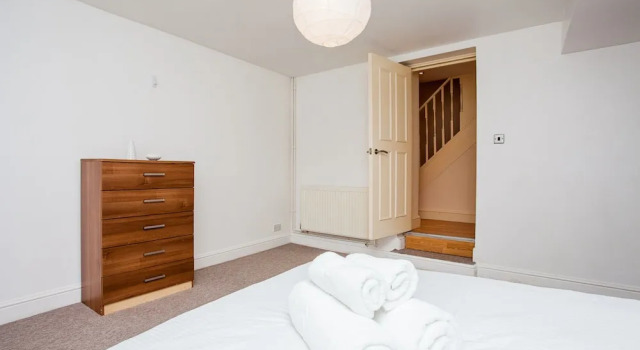 Bright &Spacious Family Home near London Bridge, Забронировать Отель Отели Лондона 3 звезды, рядом с St Olaf House, 3*