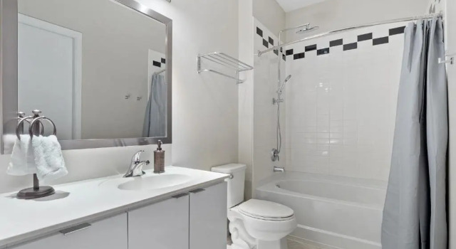 Номер Standard Heart of Downtown with Amazing Amenities steps from Nightlife 503