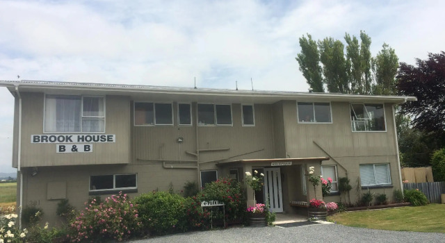 Brook House Bed & Breakfast and Cottages