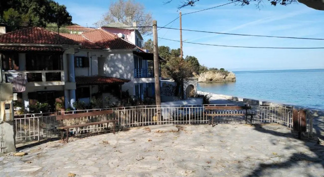 Коттедж с 2 комнатами Kamari Beach guest house
