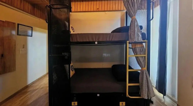 Bett im Wohnheim (Frauenwohnheim) mit Balkon und mit Bergblick The Hosteller Chakrata