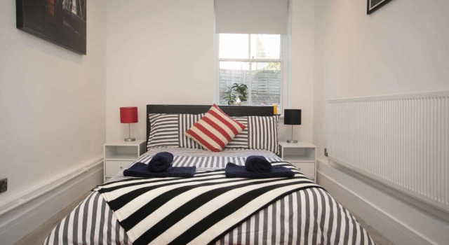 Light filled garden flat sleeps 4