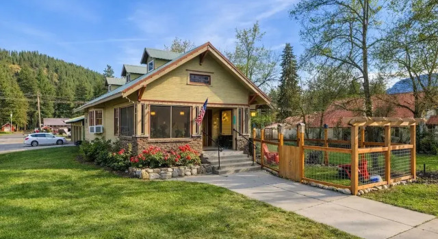 Коттедж с 4 комнатами Rockwell Retreat 4 Bedroom Home by NW Comfy Cabins by RedAwning