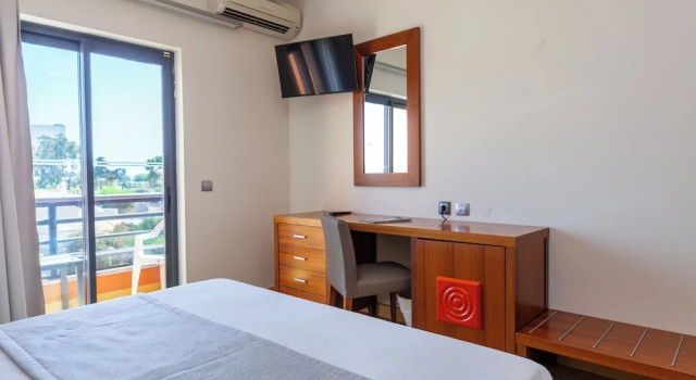 Четырёхместный номер Standard с балконом Hotel Praia Sol