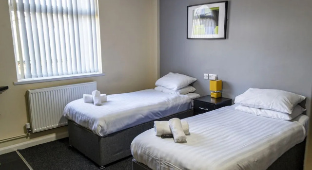 Трёхместный номер Standard с 2 комнатами Lymedale Suites Studios & Aparthotel in NEWCASTLE UNDER LYME & STOKE