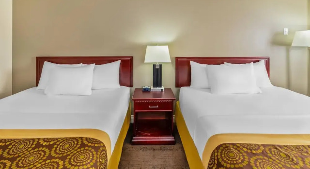Четырёхместный номер Standard с балконом Econo Lodge Inn & Suites High Level