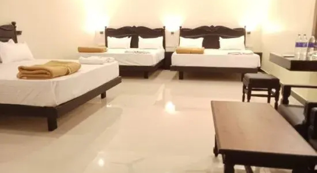 Шестиместный семейный номер Deluxe Hotel Sri Devi