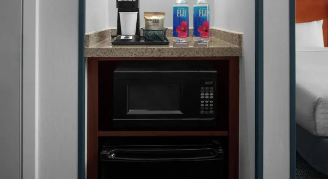 Четырёхместный номер Standard с балконом и с красивым видом из окна Courtyard by Marriott Santa Clarita Valencia