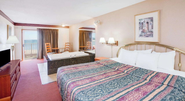 Super 8 Beachfront by Wyndham Mackinaw City, MI, Забронировать Отель Отели Макино-Сити с завтраком, рядом с Причал паромной переправы Макино-Сити, Завтраки