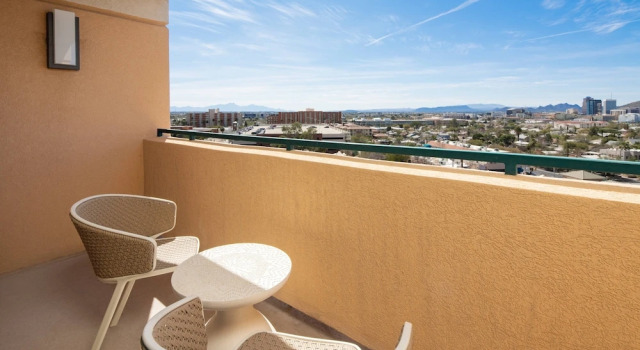 Четырёхместный номер Standard с балконом Tucson Marriott University Park