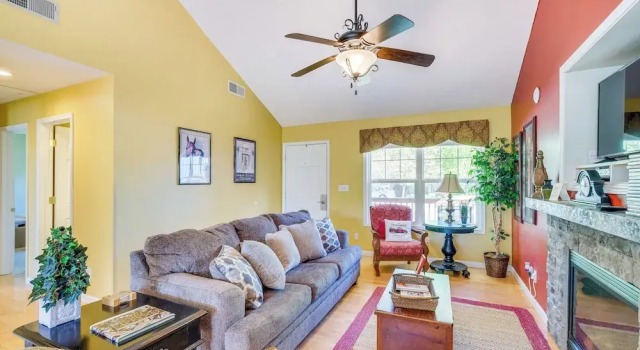 Lake-view Kentucky Getaway w/ Resort Amenities!, Book Ferieresort Taylorsville Indiana
