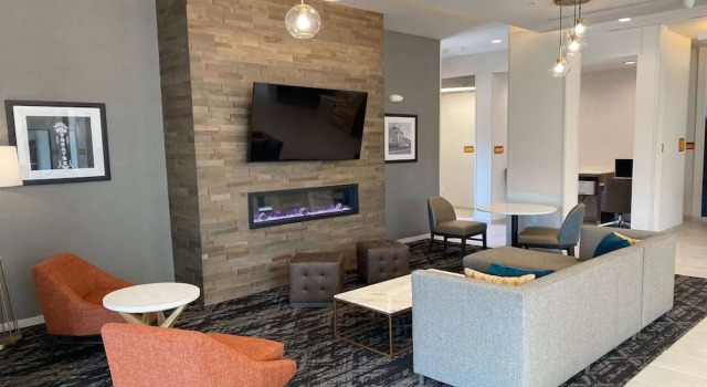 La Quinta Inn & Suites by Wyndham Centralia, 预订 酒店 森特勒利亚 华盛顿州