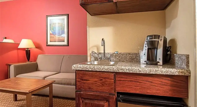 Двухместный люкс Baymont Inn & Suites by Wyndham Sturgis