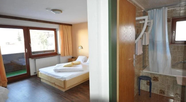 Bergfrieden Pension, Rezerwuj Hotel Hotele w Tyrol z parkingiem, Parking