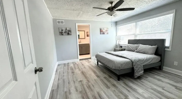 New Fresh House in Seminole Close to Beach, Book Hotel Hoteller i Seminole med parkering, Parkering