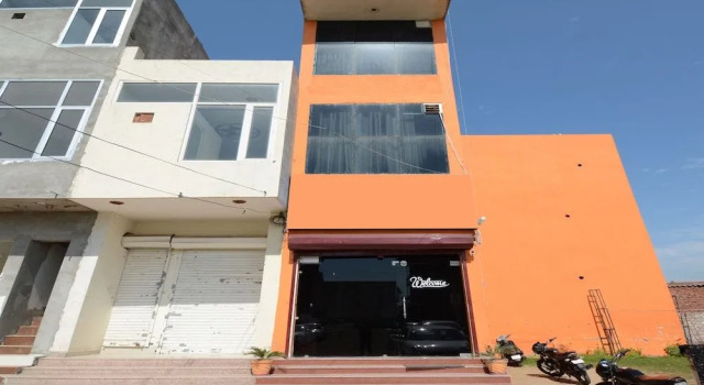 Oyo 33024 Urban Guest House, Book Pension Hoteller i Punjab med parkering, Parkering