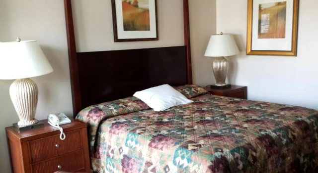 Standard Zimmer Executive Inn & Suites