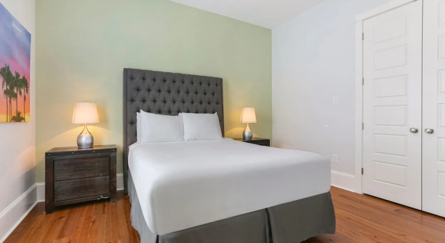 Modern 4 BR Condo with Balcony & Pool - Near FQ, Забронировать Отель Новый Орлеан Луизиана, рядом с Казино Harrah's New Orleans