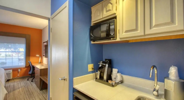 Люкс Holiday Inn Express Hotel & Suites Oshkosh - State Route 41 by IHG